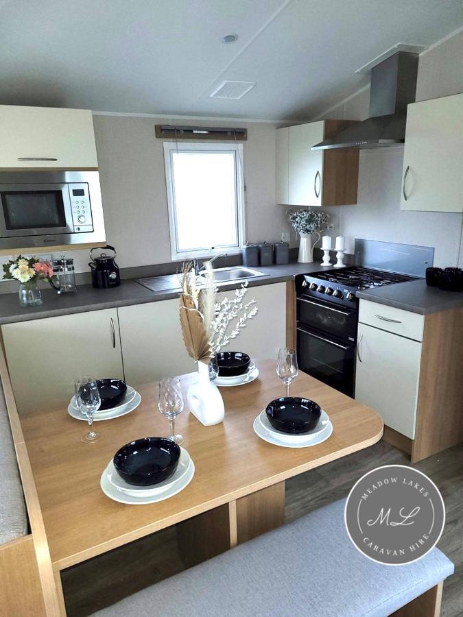 Palm Grove 181- Golden Palm - Pet Friendly, Wifi, Central Heating, Bed Linen - Meadow Lakes Caravan & Lodge Hire Chapel Saint Leonards Buitenkant foto